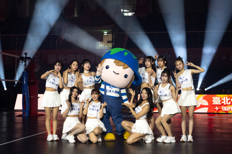 全球人壽「樂活寶」與啦啦隊攜手登場，以熱力四射的舞蹈炒熱全場，拉近了品牌與球迷之間的距離。（圖片提供／全球人壽）