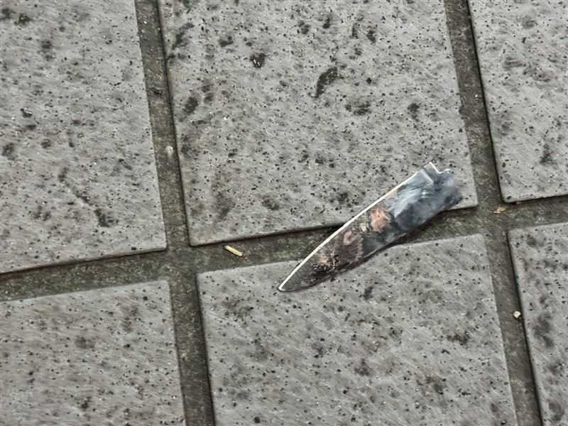 兇嫌持水果刀疑似太過用力連刀柄都脫落。(圖/翻攝畫面)