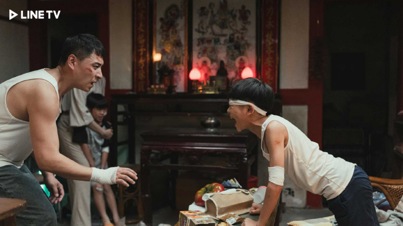 《豬人》洪君昊(右)與豬靈魂交換後把家裡弄得一團糟。(圖/LINE TV提供)