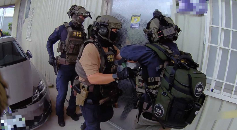 警方見時機成熟後,一舉前往代辦公司進行攻堅。(圖/翻攝畫面)