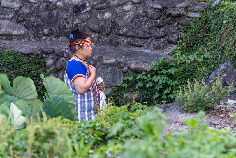 妻子希婻・藍波安難得入鏡吟唱族語歌謠，是片中温馨亮點。（圖／目宿媒體提供）