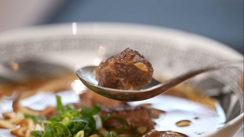 由「滬品湯包」進駐北廊廳的牛肉麵，以紅燒湯頭為主打，湯色濃郁、香氣十足，半筋半肉口感軟嫩Q彈，成為不少旅客登機前暖胃又滿足的首選餐點。 (圖／CTWANT)