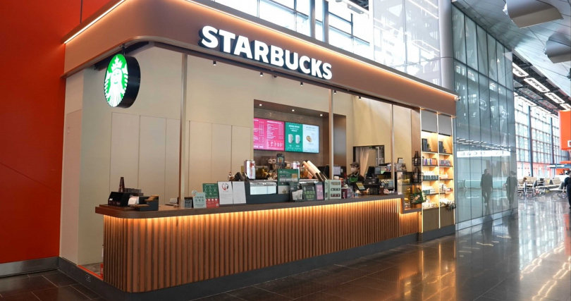 北廊廳內設有星巴克，提供咖啡與輕食選擇，讓旅客在候機期間稍作休息，為旅程保留一段放慢步調的美好時光。 (圖／CTWANT)