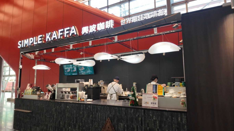 世界冠軍咖啡品牌「興波咖啡」進駐桃園國際機場第三航廈北廊廳，提供經典咖啡與輕甜小點，並推出僅在機場販售的限定飲品，成為旅客候機時享受咖啡時光的熱門選擇。 (圖／CTWANT)