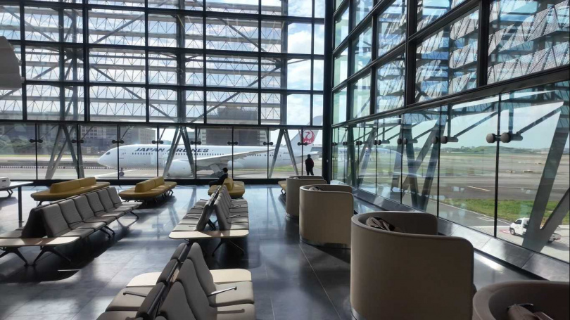 第三航廈北廊廳 D18 登機門擁有三面環景視野，旅客可坐在沙發上欣賞飛機起降，感受旅程即將展開的期待氛圍。 (圖／CTWANT)