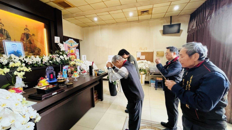 高雄市新興分局前金分駐所張姓巡佐為警職奉獻一生,卻為了抓捕車手撞上違停車輛身亡,留給家人和親友無限哀思,警專校友總會也在第一時間前往致意。(圖/警專校友總會提供)