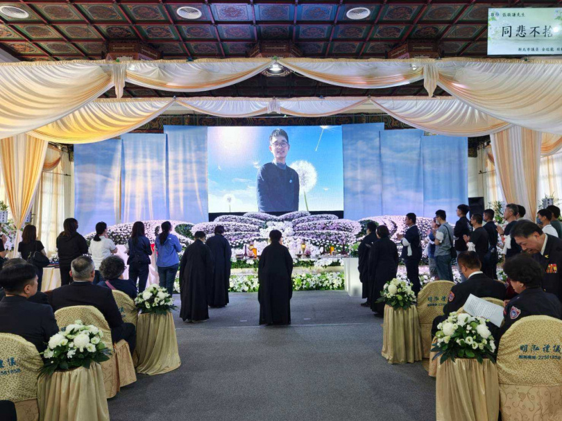 新北市政府消防局第四大隊烏來分隊消防員張敬謙,在執行救溺勤務時不幸殉職,被追晉為兩線一星分隊長,並獲頒褒揚令和消防旗、國旗覆棺以表大眾哀思和不捨。(圖/新北市消防局提供)