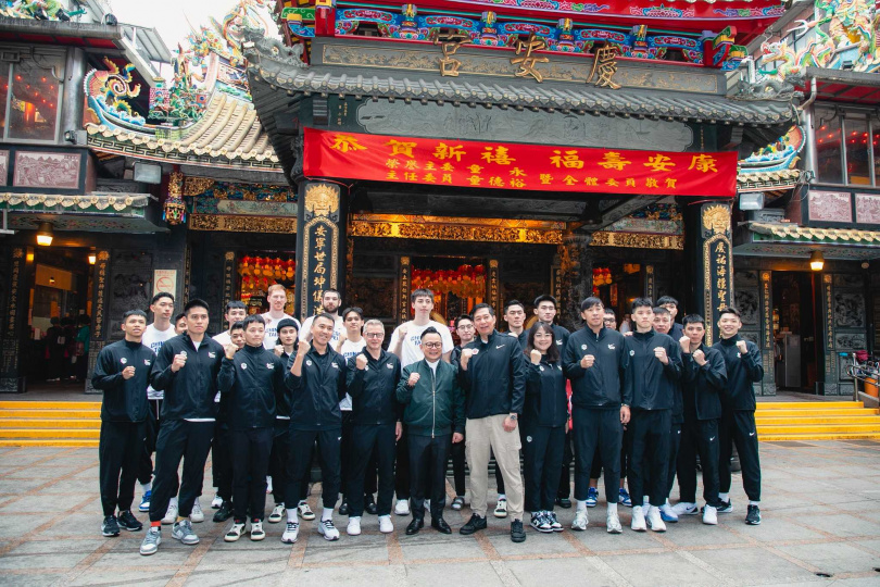 童子瑋以領隊身分將中華代表隊拉去慶安宮參拜,選手還得配合拍照,成為背景板。(圖/翻攝童子瑋臉書)