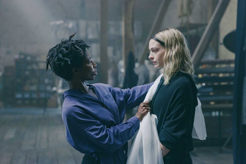 《魅影巨星》請來安海瑟薇(右)與麥凱拉柯爾(左)共同主演。(圖/采昌提供)