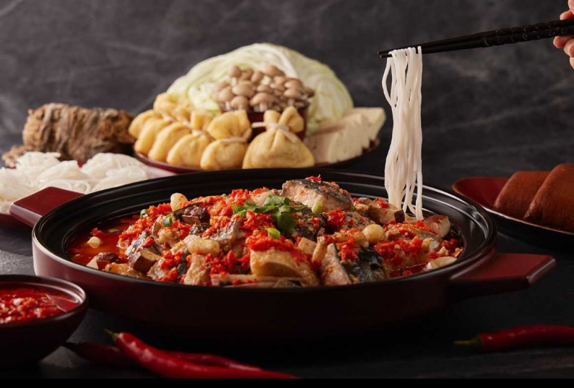 「剁椒魚頭煲」以一鍋三吃呈現桃園多元文化,第二吃特別拌入龍潭米線,體現客家惜食的生活智慧。(圖片提供/桃園縣政府)