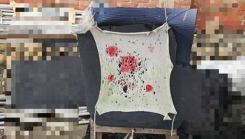 黃男住家庭院內有練習射擊的靶子。（圖／翻攝畫面）