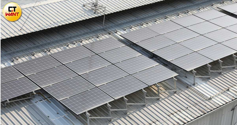 8月1日起，新建住宅屋頂強制要求架設光電板，不僅配套不足急上路、還在房市最艱困時又增加營建成本，讓業者相當反彈。（示意圖／CTWANT資料室）