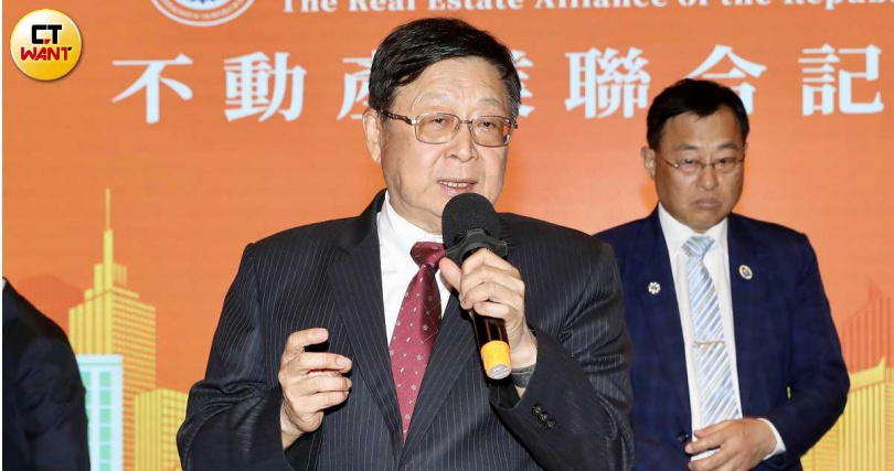 不動產聯盟總會理事長黃啟倫表示，營建業經營環境備受挑戰，已經有不少中小型建商看不到希望退出市場，營建業停擺，相關周邊上下游包括代銷、建材、家具、家電、裝潢業等也都會受到影響。（圖／方萬民攝）