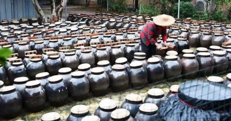臭屁醋是廣東珠三角地區流傳逾2000年的傳統美食,因特殊酸臭味聞名,卻也意外引發鄰居誤報案。(示意圖/翻攝自花都區文化館)