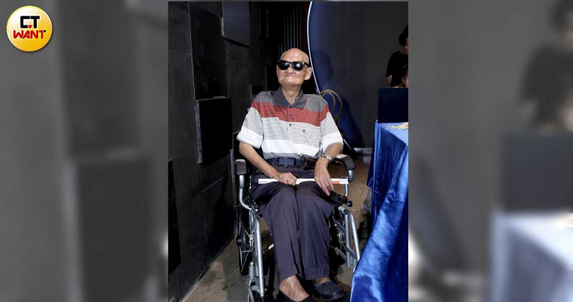 李炳輝將部分外界捐給自己的善款分享給陳盈潔77歲的大姊陳乃嘉。（圖／侯世駿攝）