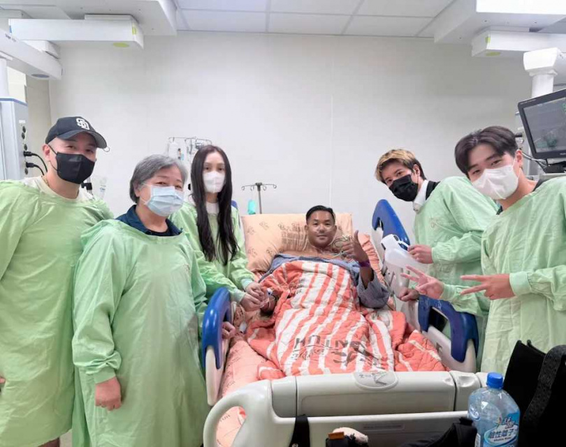 陳建州在社群平台曬出病房照片,有多名親友現身探病,其中王力宏更拿著尿壺入鏡。(圖/翻攝自陳建州FB)