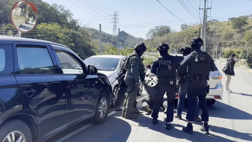 台中警方出動空拍機,配合「ATAK即時態勢感知與指揮系統」,掌握嫌犯逃逸路線,終於逮捕鐘嫌。(圖/警方提供)