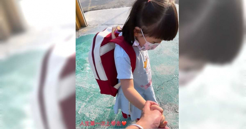 江宏傑在IG曬出3歲女兒Aila醬人生第一次上學的照片。(圖/翻攝IG@chiang_hung_chieh)