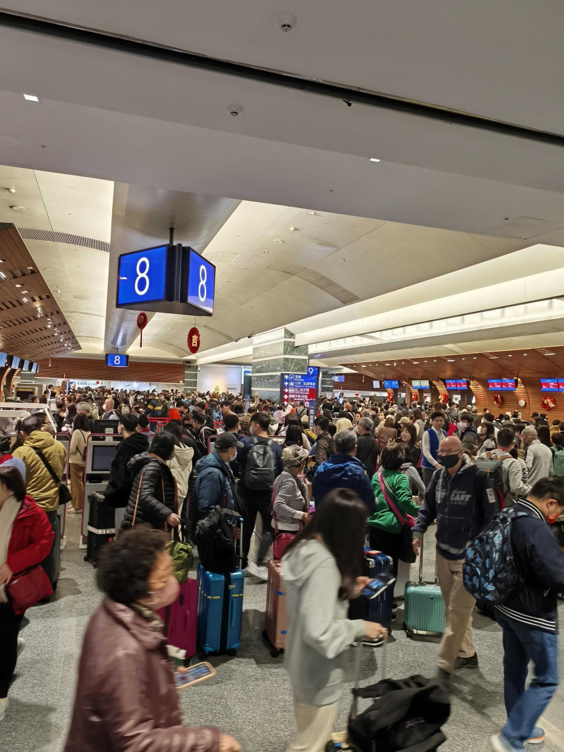 網友貼出昨日清晨5點多桃園機場排隊的人潮。(圖/PTT)