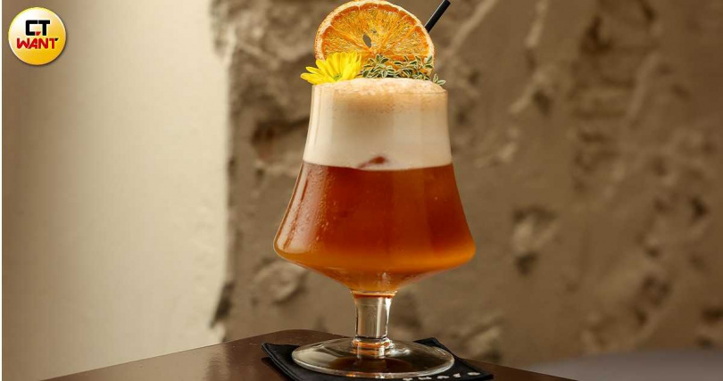 「百花」喝起來咖啡感較輕、帶點檸檬紅茶的感覺，是利用非洲豆自帶的花果香調呈現春日繁花盛開的意象。（180元，圖／林士傑攝）