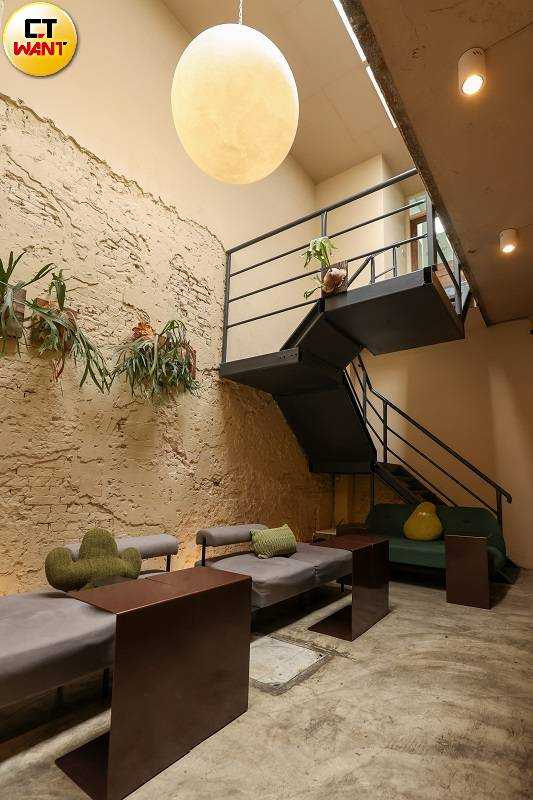 位於天井下方的區域被規劃為具有戶外公園感的座位區，融入綠意與月球燈，天氣好時會有陽光自然灑入。（圖／林士傑攝）