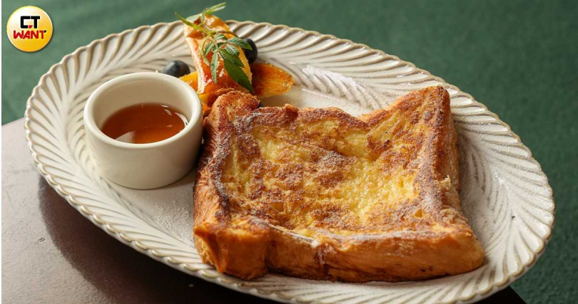 「法式布丁吐司」濕潤香甜，趁熱入口有在吃舒芙蕾的錯覺，幾乎每桌必點。（220元，圖／林士傑攝）