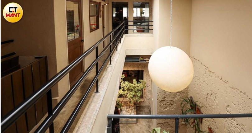 除了天井之外，位於2樓的女兒牆亦保留原本屋宅設計。（圖／林士傑攝）