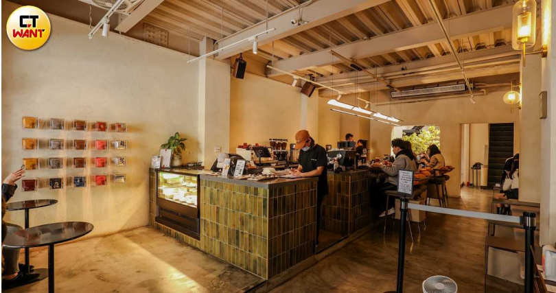 一樓吧台區規劃為可互動區，所有座位皆設計面向咖啡師。（圖／林士傑攝）