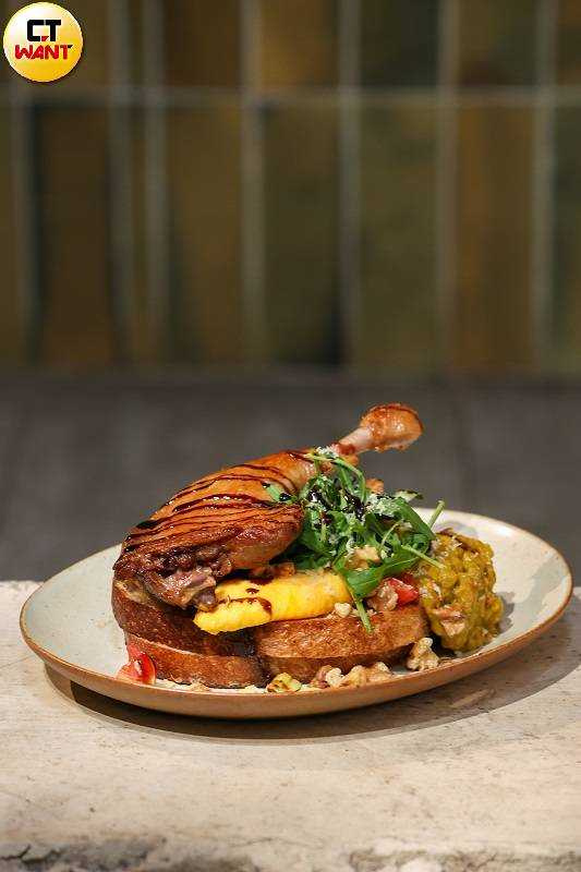 由鴨腿、歐姆蕾、自製酪梨醬堆疊而成，以巴薩米克醋提味的「法式油封鴨腿」既飽足又口感豐富，與搭配的酸種麵包相互襯托。（360元，圖／林士傑攝）