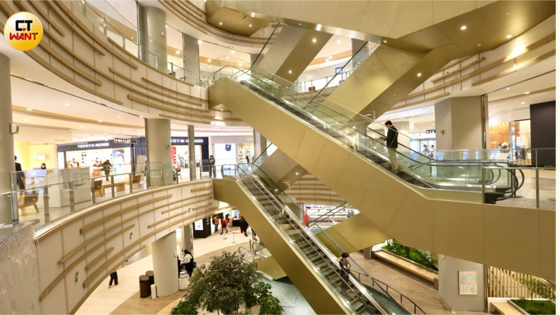 LaLaport空間大、日系品牌多。（圖／方萬民攝）