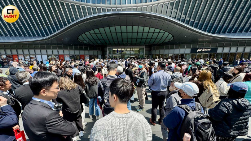 LaLaport開幕日吸引大批民眾排隊。（圖／方萬民攝）