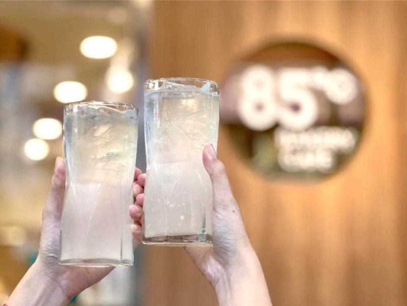 85度C於3月31日至4月1日推大杯「一杯檸好」買1送1，兩杯只要41元。（85度C提供）
