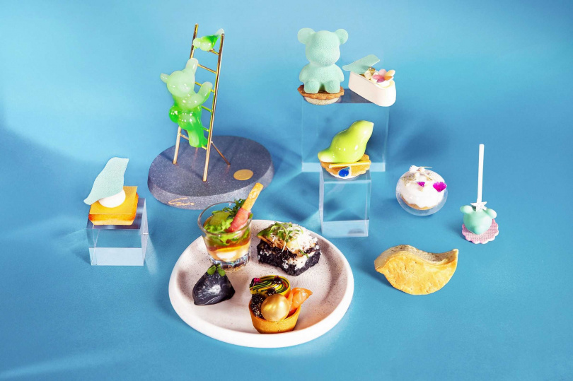 台北萬豪酒店攜手國際珠寶藝術家林曉同推「曉夢花園」聯名下午茶，經典系列幸福青鳥、陪伴玉熊化身優雅美點。（圖／業者提供）