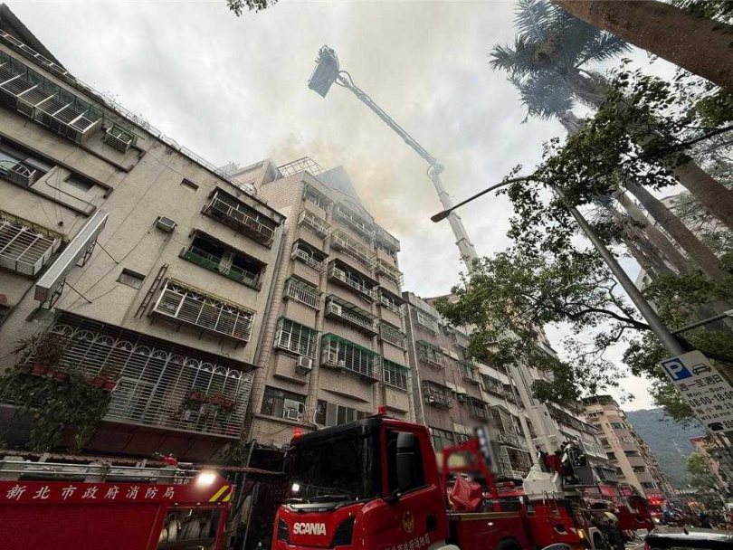 新北市深坑區民宅8樓頂加發生火警。（圖／民眾提供）