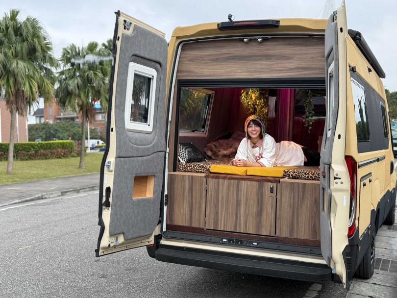 宇珊為《與珊同行 露營車新生活》YT節目，砸重金買下500萬露營車。（圖／與珊同行提供）