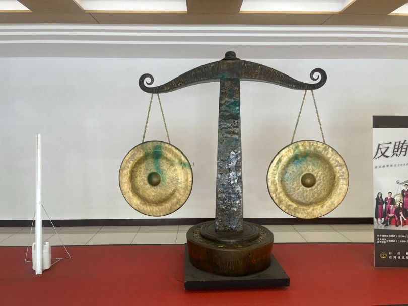 田山盛國17日上午闖入北檢噴漆抗議，18日凌晨被諭令10萬元交保。(圖／翻攝畫面)