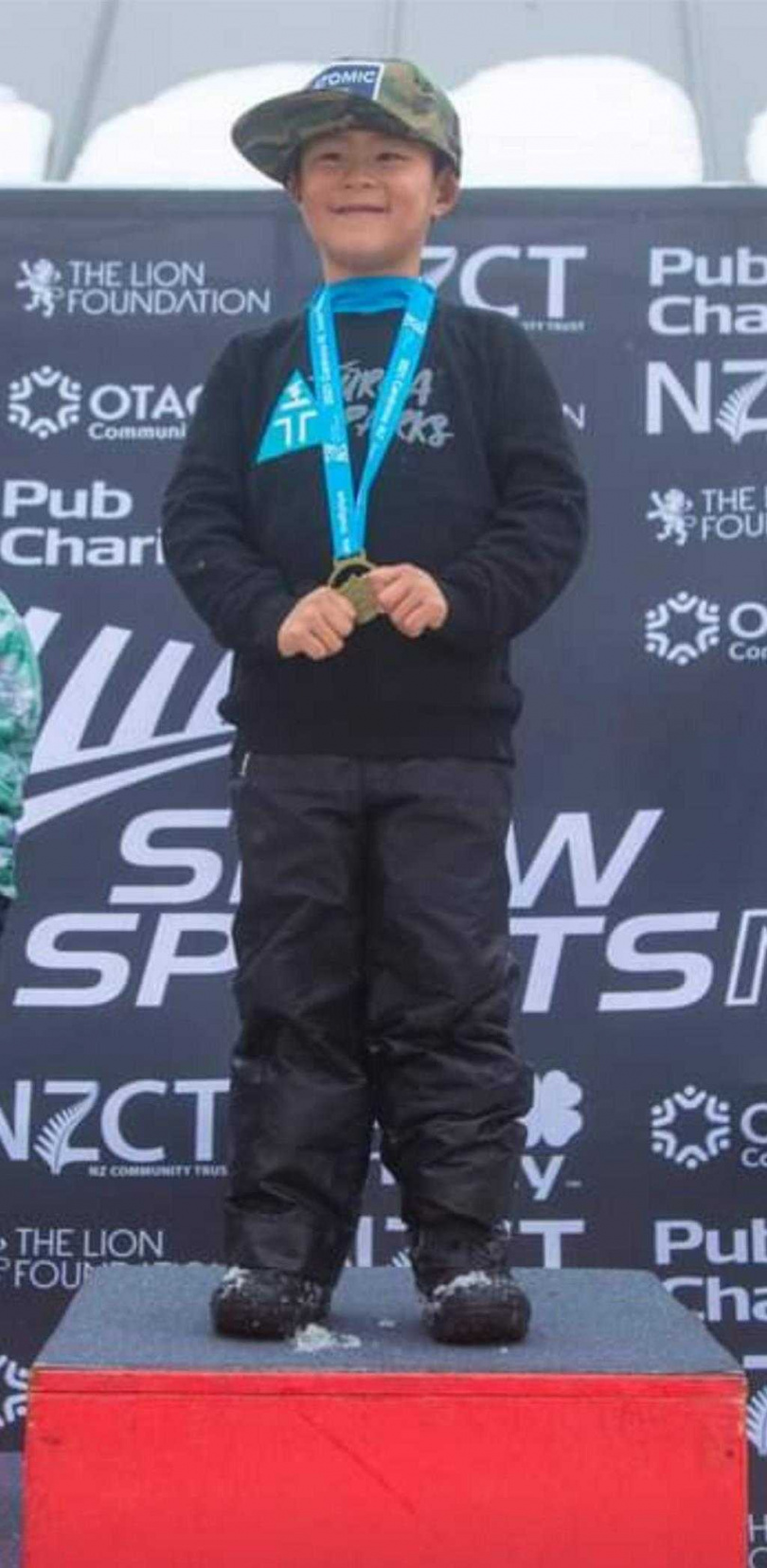 屏東男孩吳以樂在2021年首次參加紐西蘭全國自由式滑雪比賽，就獲得半管賽 U8 男生組第一名。（圖／吳宗孟提供）