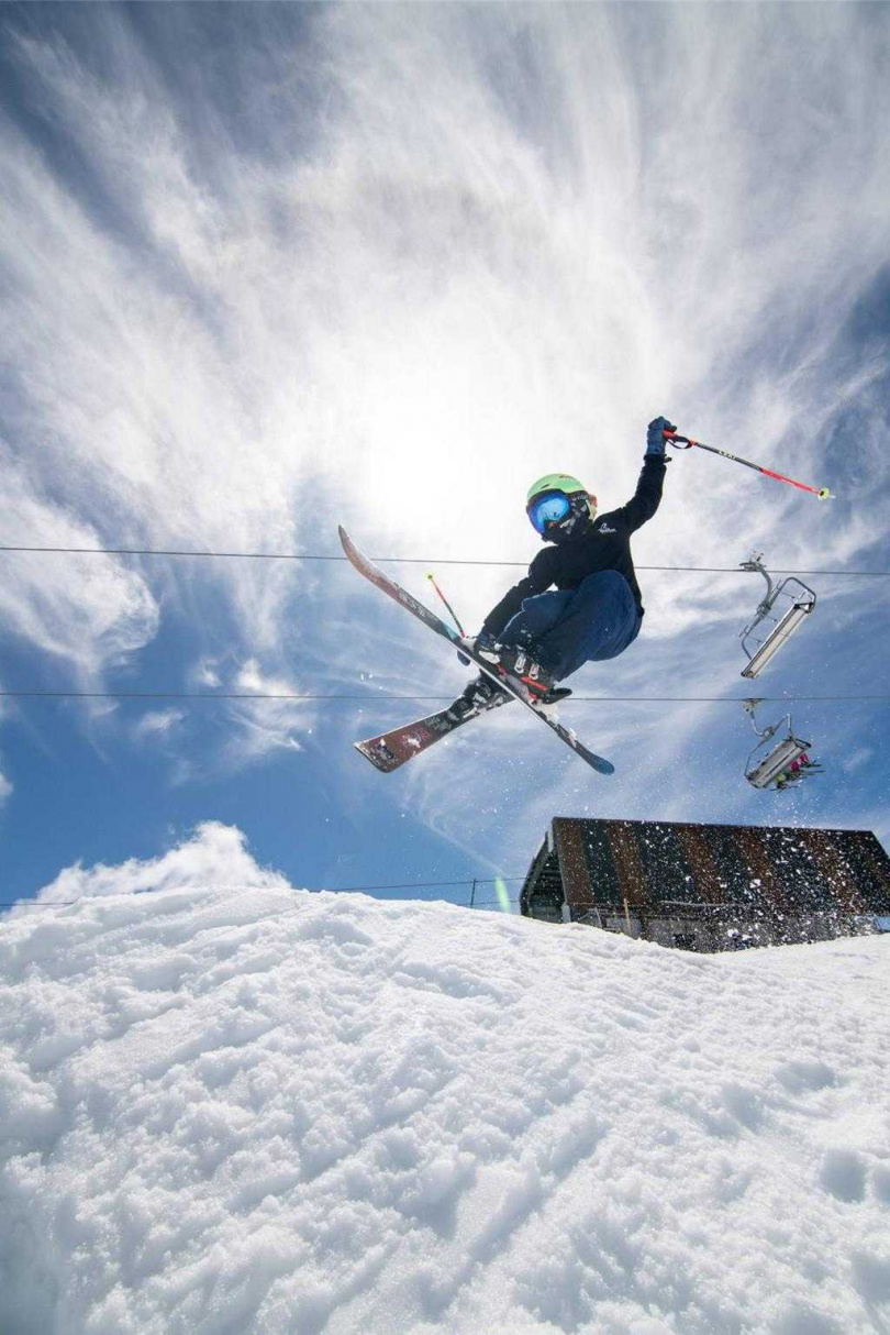 屏東男孩吳以樂多次參加紐西蘭全國性滑雪比賽，獲得許多獎牌。（圖／吳宗孟提供）