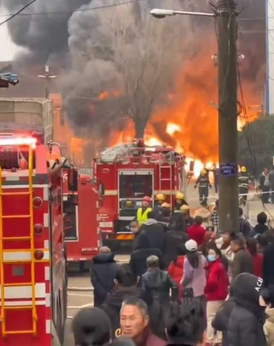 大陸遼寧省遼陽市白塔區三里莊回遷樓附近一間飯店今天（29日）發生火警。（圖／翻攝自微博）
