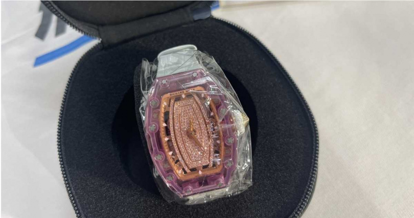 廖女為洗錢將騙來的錢購買市價3千萬餘元、全球限量7支的RM名錶。(圖／翻攝畫面)