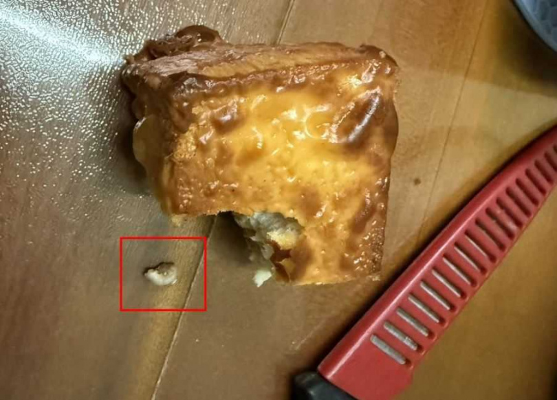 1名男網友爆料，女友近日在連鎖大賣場購買麵包，竟吃到牙齒。（圖／翻攝自爆料公社）