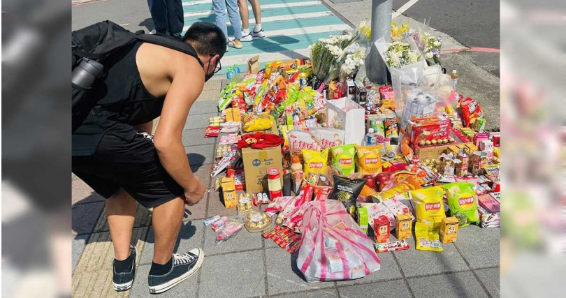 民間自發性帶著鮮花、零食前往車禍現場,悼念無辜罹難的女學生及家長。(圖/中國時報李育嫺攝)