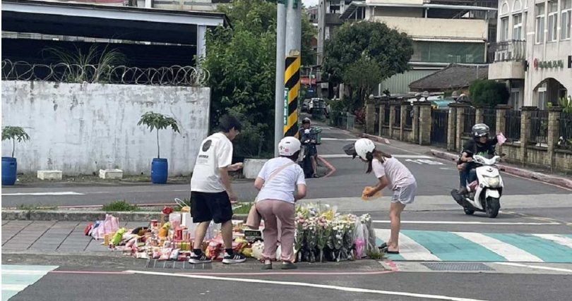 民間自發性帶著鮮花、零食前往車禍現場,悼念無辜罹難的女學生及家長。(圖/中國時報李育嫺攝)