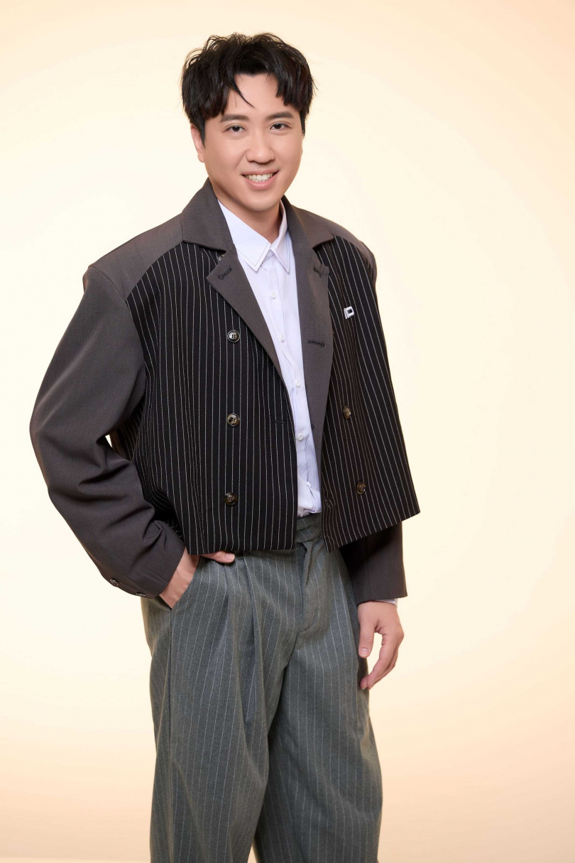 沈建豪因疫情期間歌唱班關門，一年零收入，存摺見底僅剩100元。（圖／豪記提供）