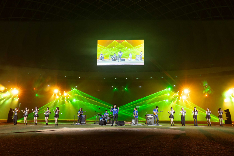 麋先生與富邦悍將啦啦隊Fubon Angels合作演出〈天生寂寞〉。（圖／相信音樂提供）