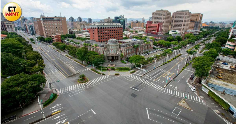 台北市2025城鎮韌性(防空)演習今登場,台北市內忠孝西路、中山南路路口人車淨空。(圖/黃耀徵攝)
