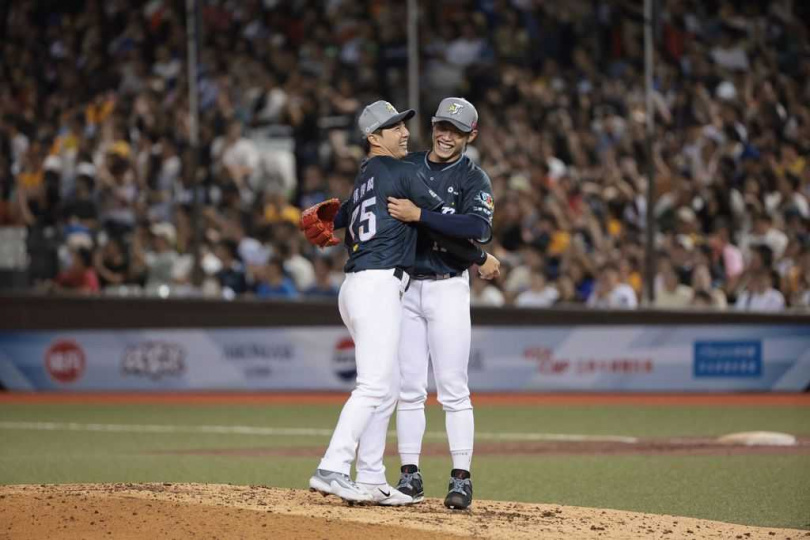 陳冠宇笑著接受戒指,與郭俊麟上演甜蜜互動,全場嗨翻。(圖/報系資料照)