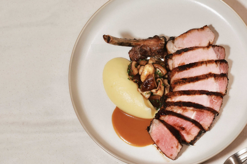 「烤伊比利豬帶骨里肌」。(1,480元+10%,圖/Golden提供)