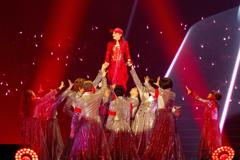 濱崎步換穿8套服裝搭配不同髮型，帶給歌迷一場華麗饗宴。（圖／大步整合行銷提供）