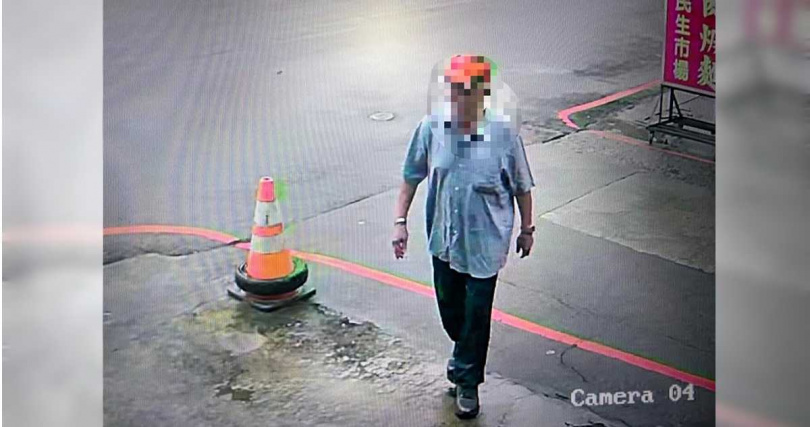 警方調閱監視器發現蔡姓老翁抱走二郎神。(圖/民眾提供/中國時報記者寶智華台中傳真)